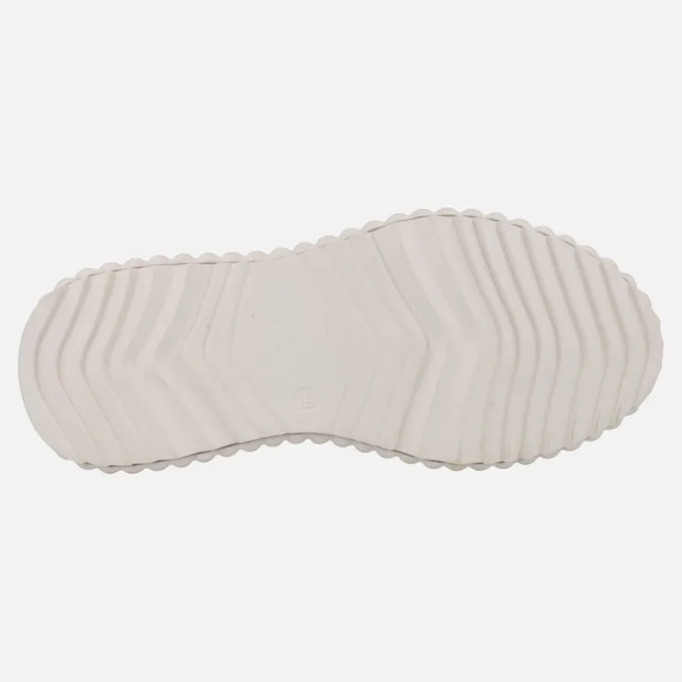 Zapatillas deportivas con detalle de picados y cierre de cordones