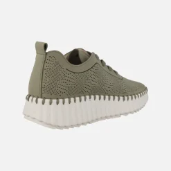 Zapatillas deportivas con detalle de picados y cierre de cordones