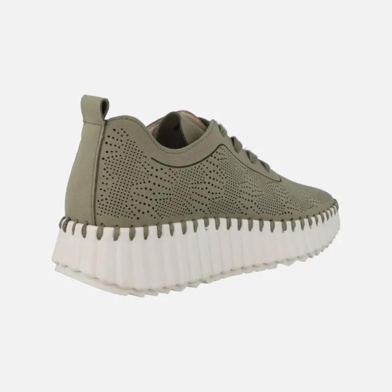 Zapatillas deportivas con detalle de picados y cierre de cordones
