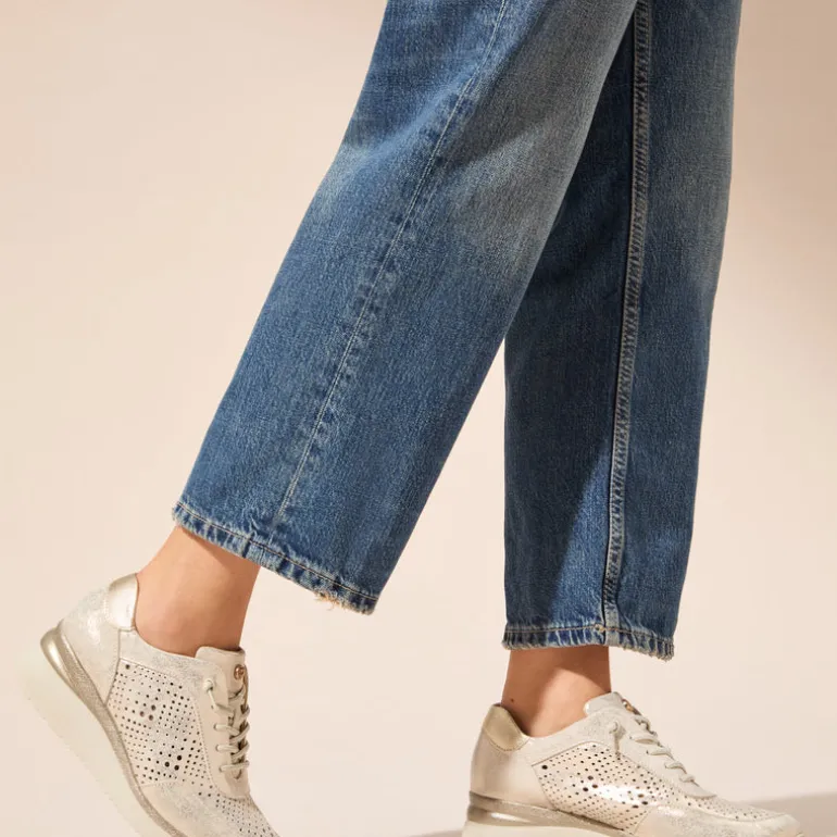 Zapatillas deportivas en piel metalizada oro con cordones elásticos