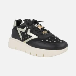 Zapatillas deportivas negras con adorno de oso dorado