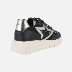 Zapatillas deportivas negras con adorno de oso dorado