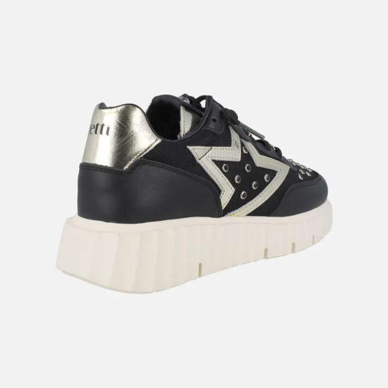 Zapatillas deportivas negras con adorno de oso dorado