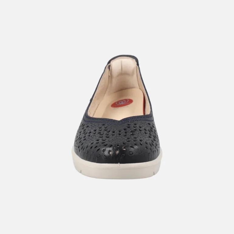 Zapatos confort de piel con troquelados y cuña baja