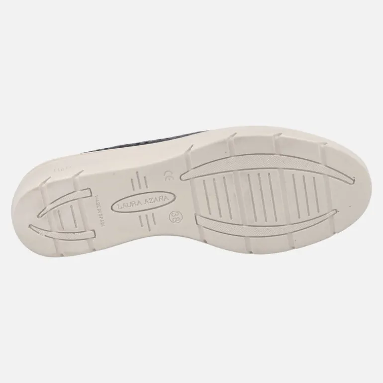Zapatos confort de piel con troquelados y cuña baja