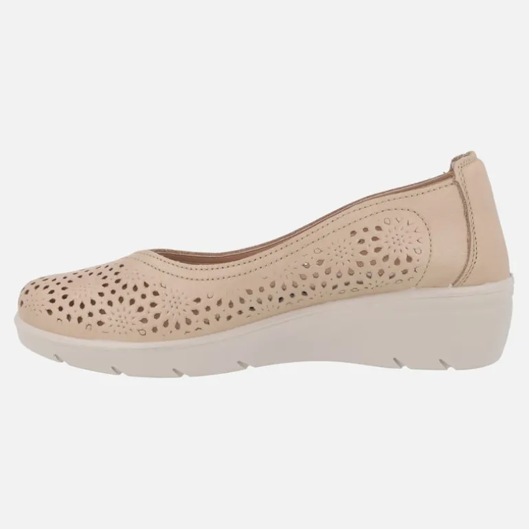 Zapatos confort de piel con troquelados y cuña baja