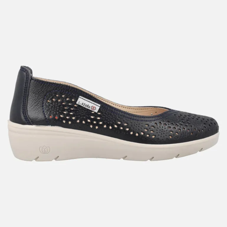 Zapatos confort de piel con troquelados y cuña baja