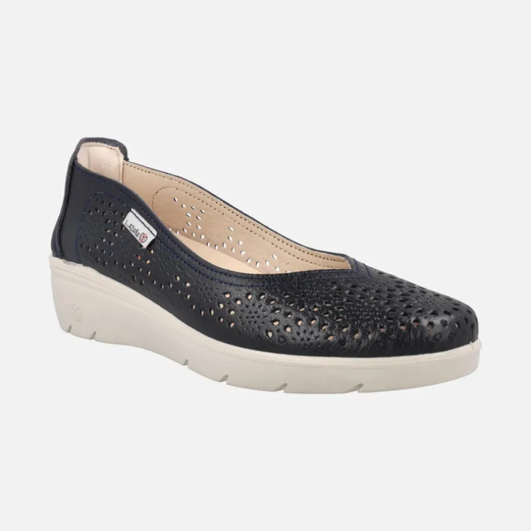 Zapatos confort de piel con troquelados y cuña baja