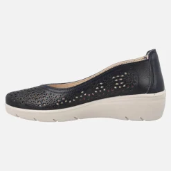 Zapatos confort de piel con troquelados y cuña baja