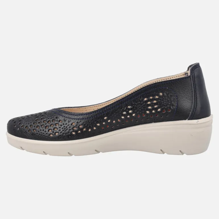 Zapatos confort de piel con troquelados y cuña baja