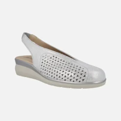 Zapatos confort destalonados en piel plata con detalle de troquelados