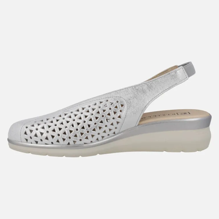 Zapatos confort destalonados en piel plata con detalle de troquelados