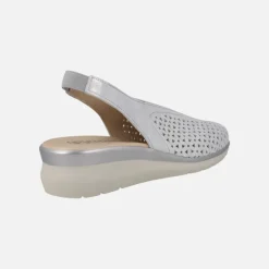 Zapatos confort destalonados en piel plata con detalle de troquelados