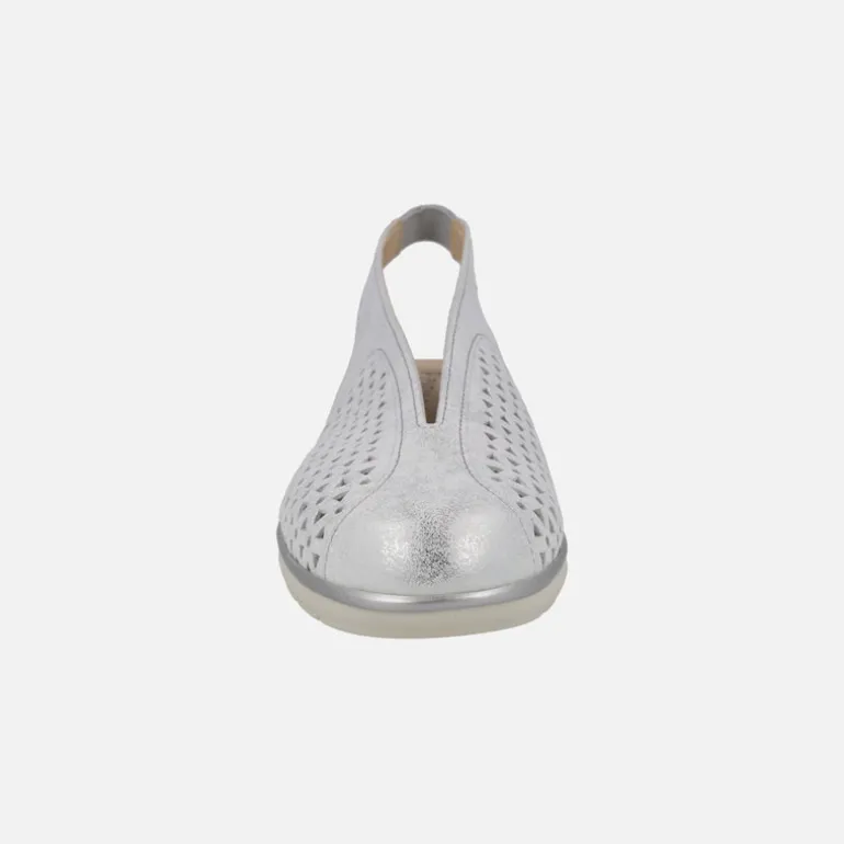 Zapatos confort destalonados en piel plata con detalle de troquelados
