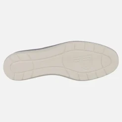 Zapatos confort destalonados en piel plata con detalle de troquelados