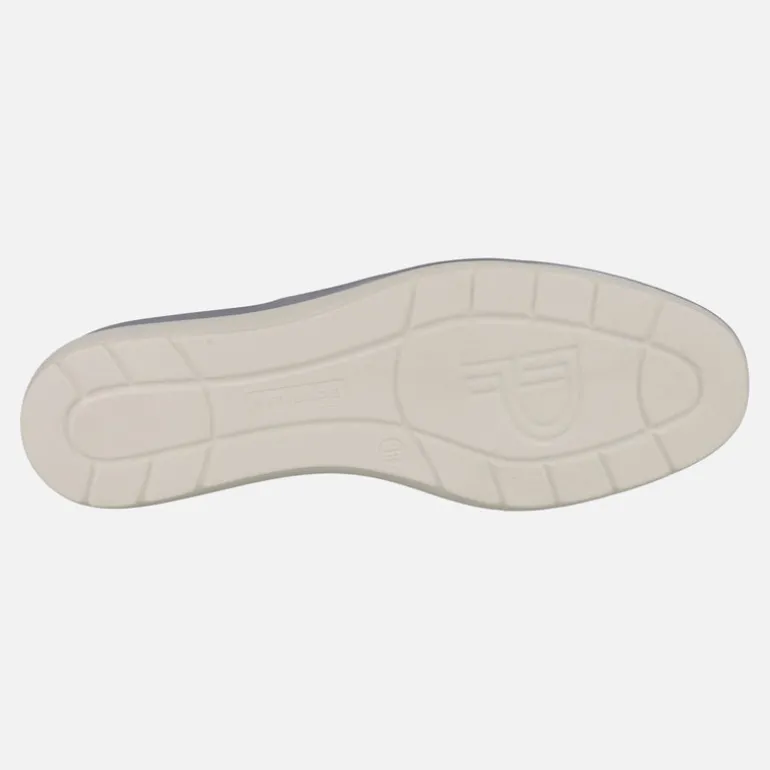 Zapatos confort destalonados en piel plata con detalle de troquelados