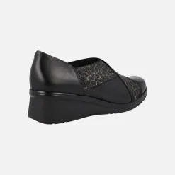 Zapatos confort en combinado negro con elásticos cruzados
