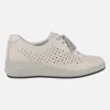 Zapatos confort en piel beige con detalle de picados y cierre de cordones