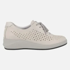 Zapatos confort en piel beige con detalle de picados y cierre de cordones