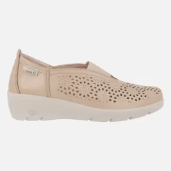 Zapatos confort en piel beige con elástico central y troquelados