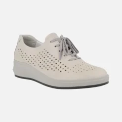 Zapatos confort en piel beige con detalle de picados y cierre de cordones