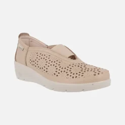 Zapatos confort en piel beige con elástico central y troquelados