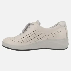 Zapatos confort en piel beige con detalle de picados y cierre de cordones