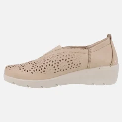 Zapatos confort en piel beige con elástico central y troquelados
