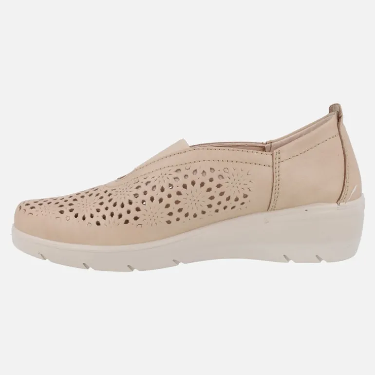 Zapatos confort en piel beige con elástico central y troquelados