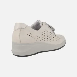 Zapatos confort en piel beige con detalle de picados y cierre de cordones