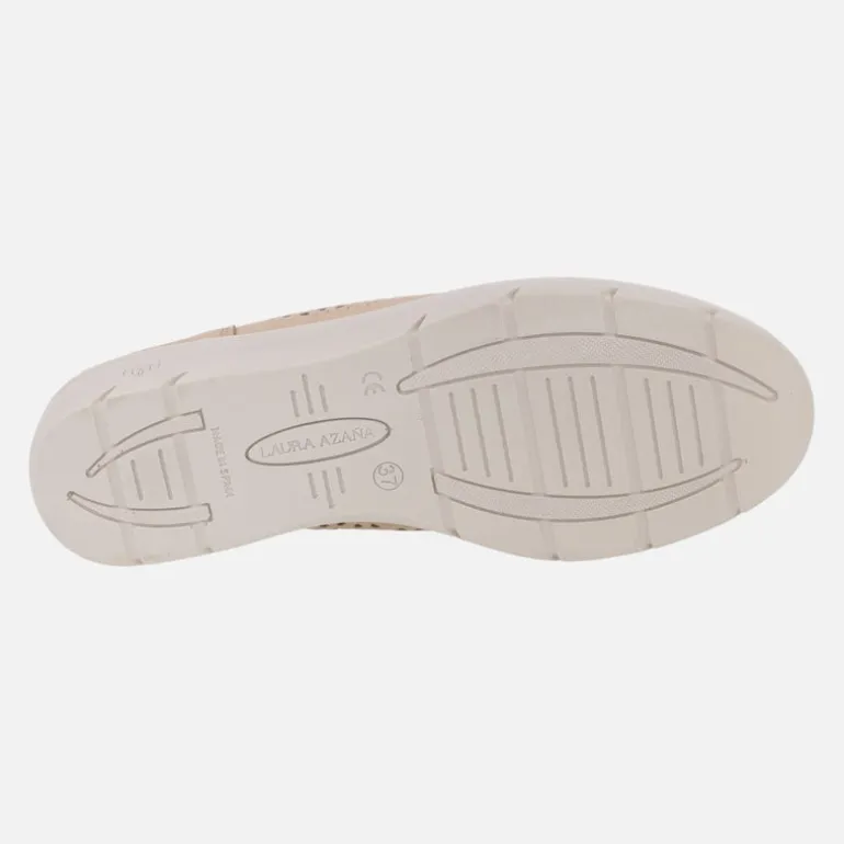 Zapatos confort en piel beige con elástico central y troquelados
