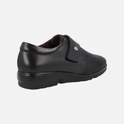Zapatos confort para mujer en piel negra con cierre de velcro