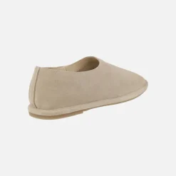 Zapatos confort planos en serraje beige
