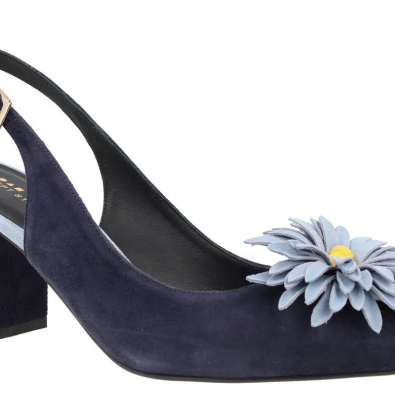 Zapatos corte salón de ante con adorno de flor
