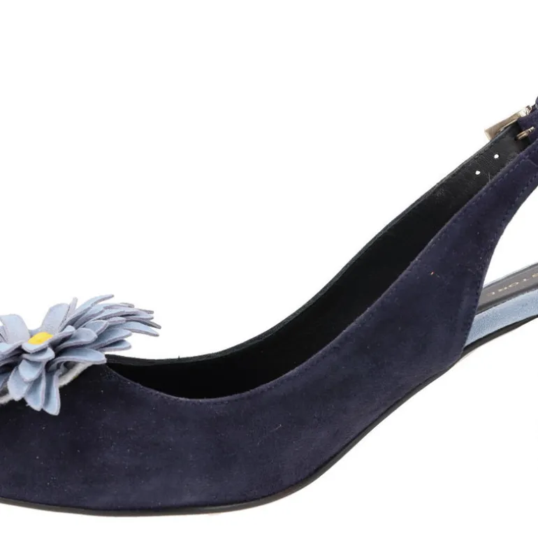 Zapatos corte salón de ante con adorno de flor