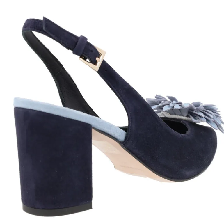 Zapatos corte salón de ante con adorno de flor