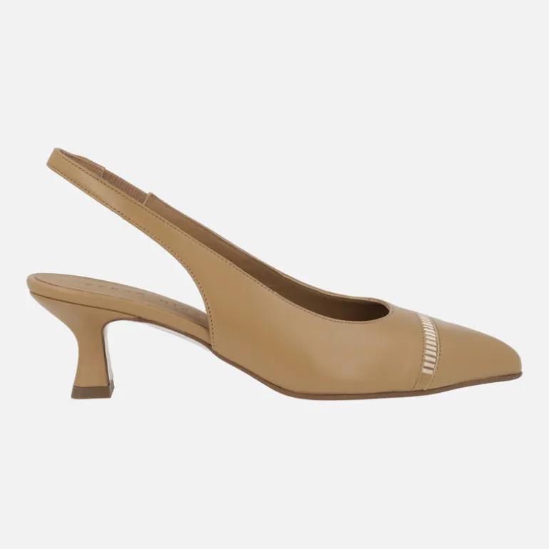 Zapatos corte salón destalonados en piel camel con detalles dorados
