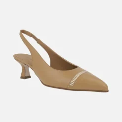 Zapatos corte salón destalonados en piel camel con detalles dorados