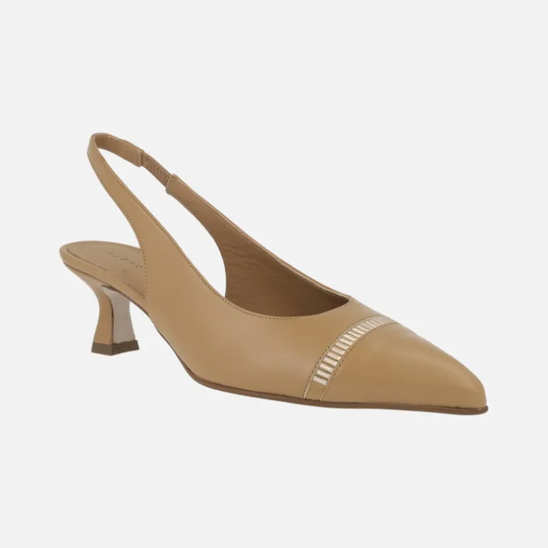 Zapatos corte salón destalonados en piel camel con detalles dorados