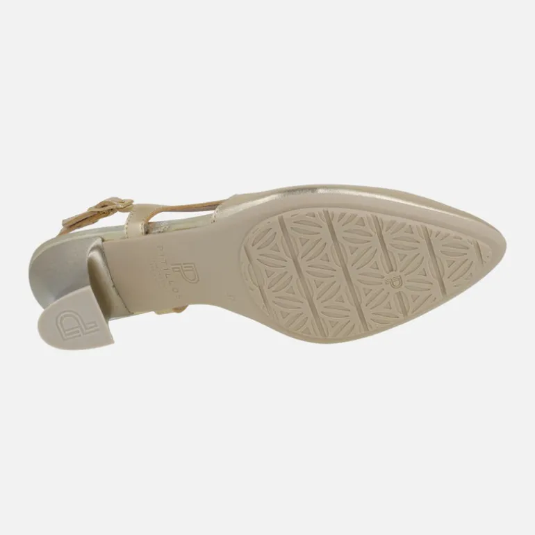 Zapatos corte salón destalonados en piel metalizada con tacón bajo