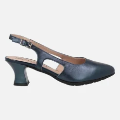 Zapatos corte salón destalonados en piel metalizada con tacón bajo