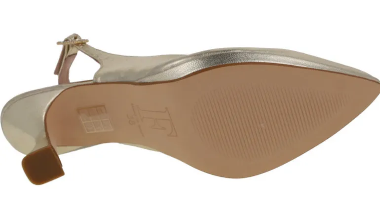 Zapatos corte salón destalonados con hebilla de pedrería