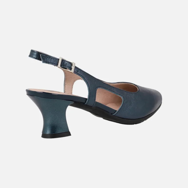 Zapatos corte salón destalonados en piel metalizada con tacón bajo