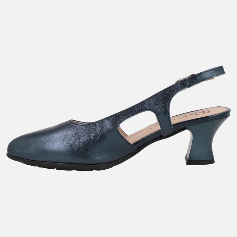 Zapatos corte salón destalonados en piel metalizada con tacón bajo
