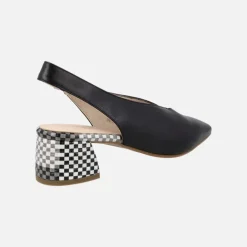 Zapatos corte salón destalonados en piel con tacones a cuadros