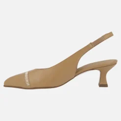 Zapatos corte salón destalonados en piel camel con detalles dorados