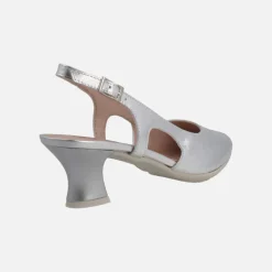 Zapatos corte salón destalonados en piel metalizada con tacón bajo