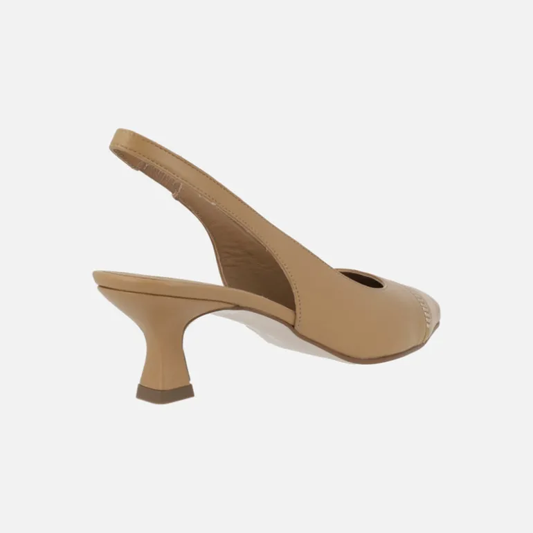 Zapatos corte salón destalonados en piel camel con detalles dorados