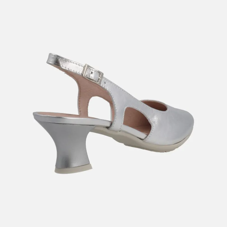Zapatos corte salón destalonados en piel metalizada con tacón bajo