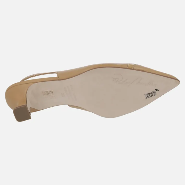 Zapatos corte salón destalonados en piel camel con detalles dorados